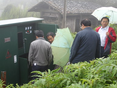 验收专家组冒雨查看10kV配电箱