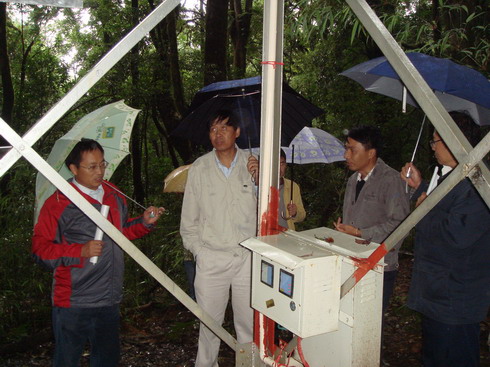 验收专家组冒雨查看铁塔附属工程