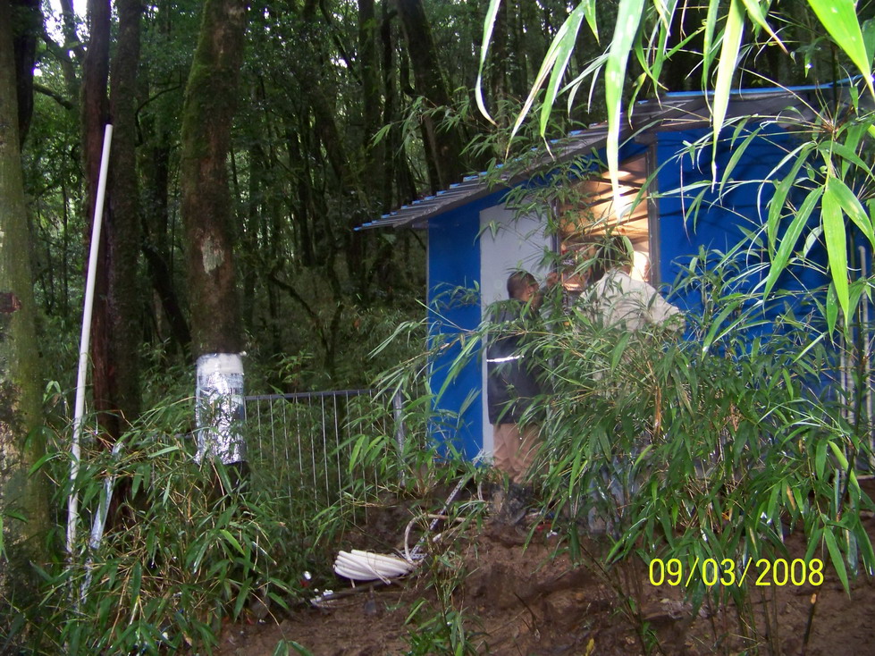 设置在哀牢山亚热带山地常绿阔叶林样地内的观测小屋